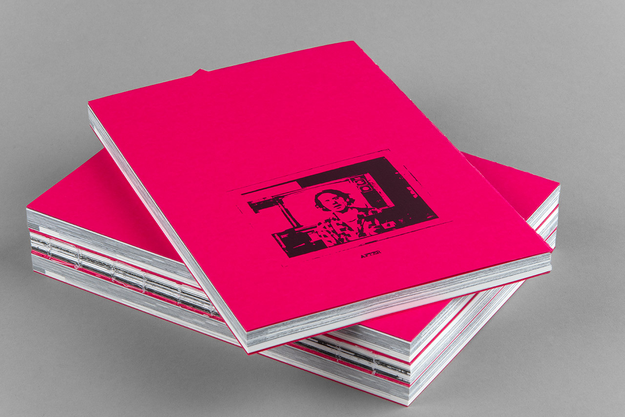 Cataloghi d'arte con copertina rosa fluo e stampa nera, impilati dopo la rilegatura in brossura