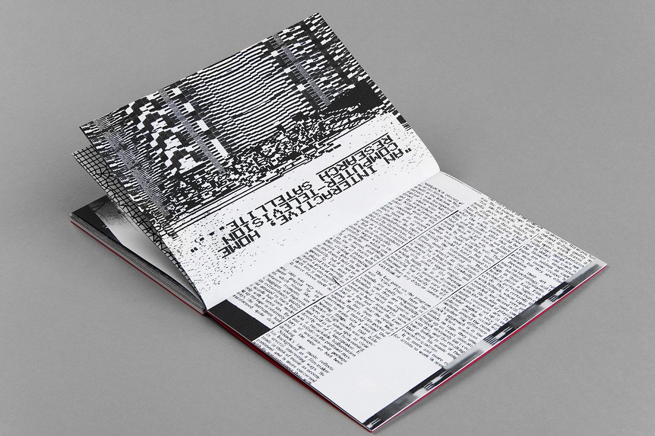 Catalogo d'arte aperto su doppia pagina, grafica in bianco e nero ad alto contrasto e testo su tre colonne