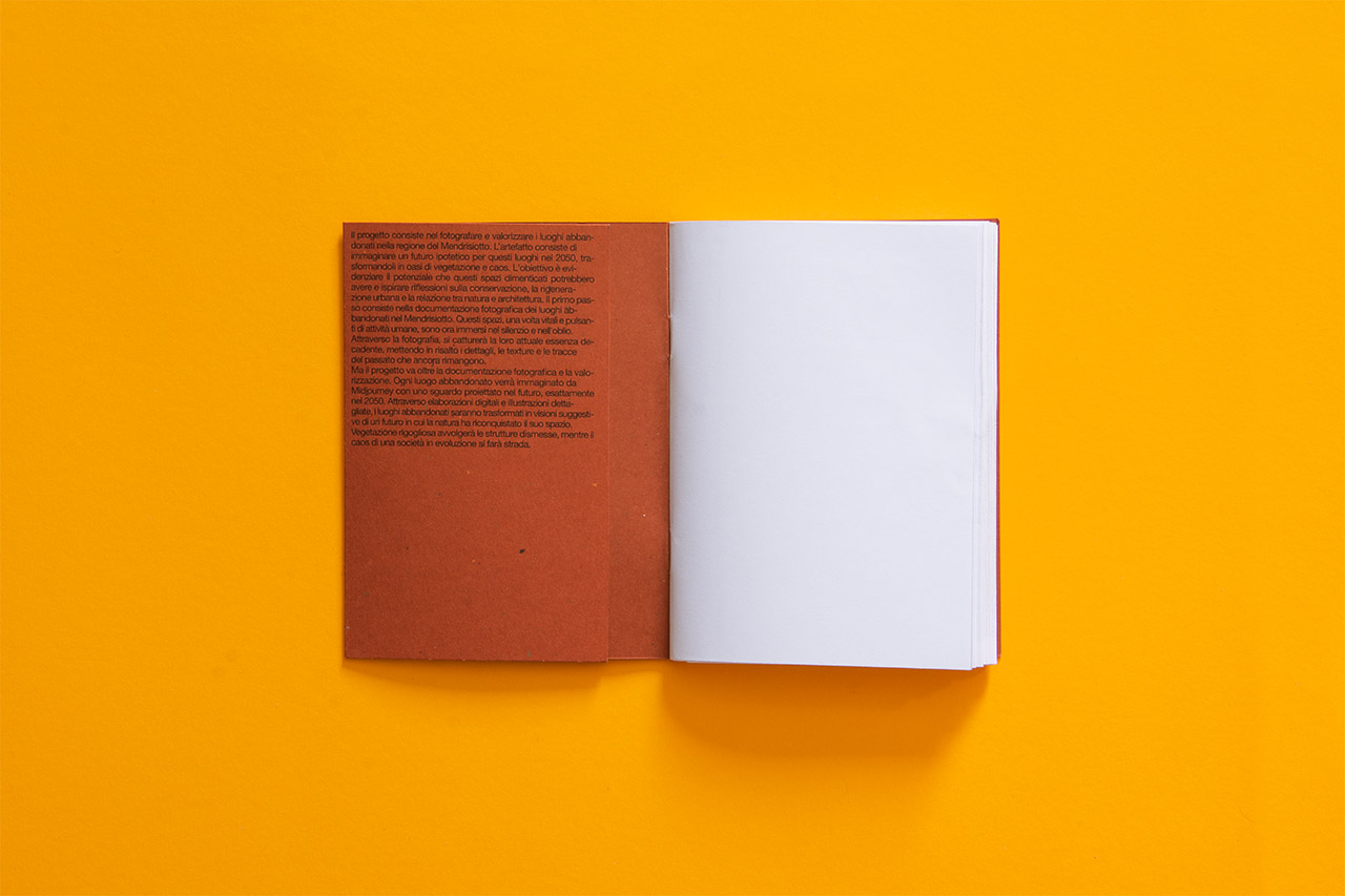 Libretto fotografico aperto sul testo introduttivo, dedicato ai luoghi abbandonati del Mendrisiotto