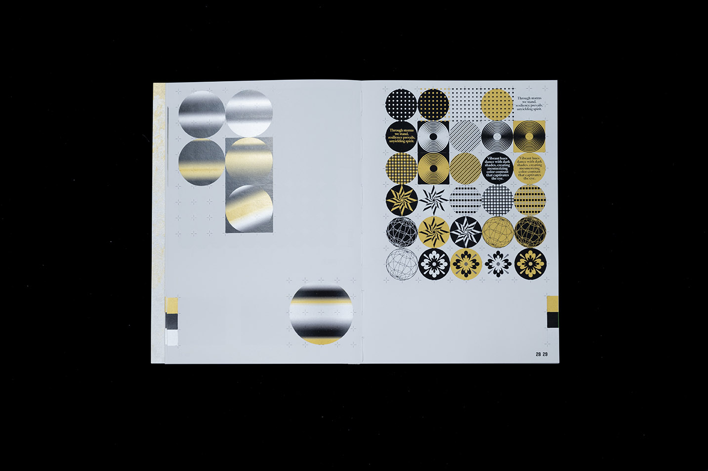 Doppia pagina stampata con inchiostri secchi oro e argento della Xerox Iridesse