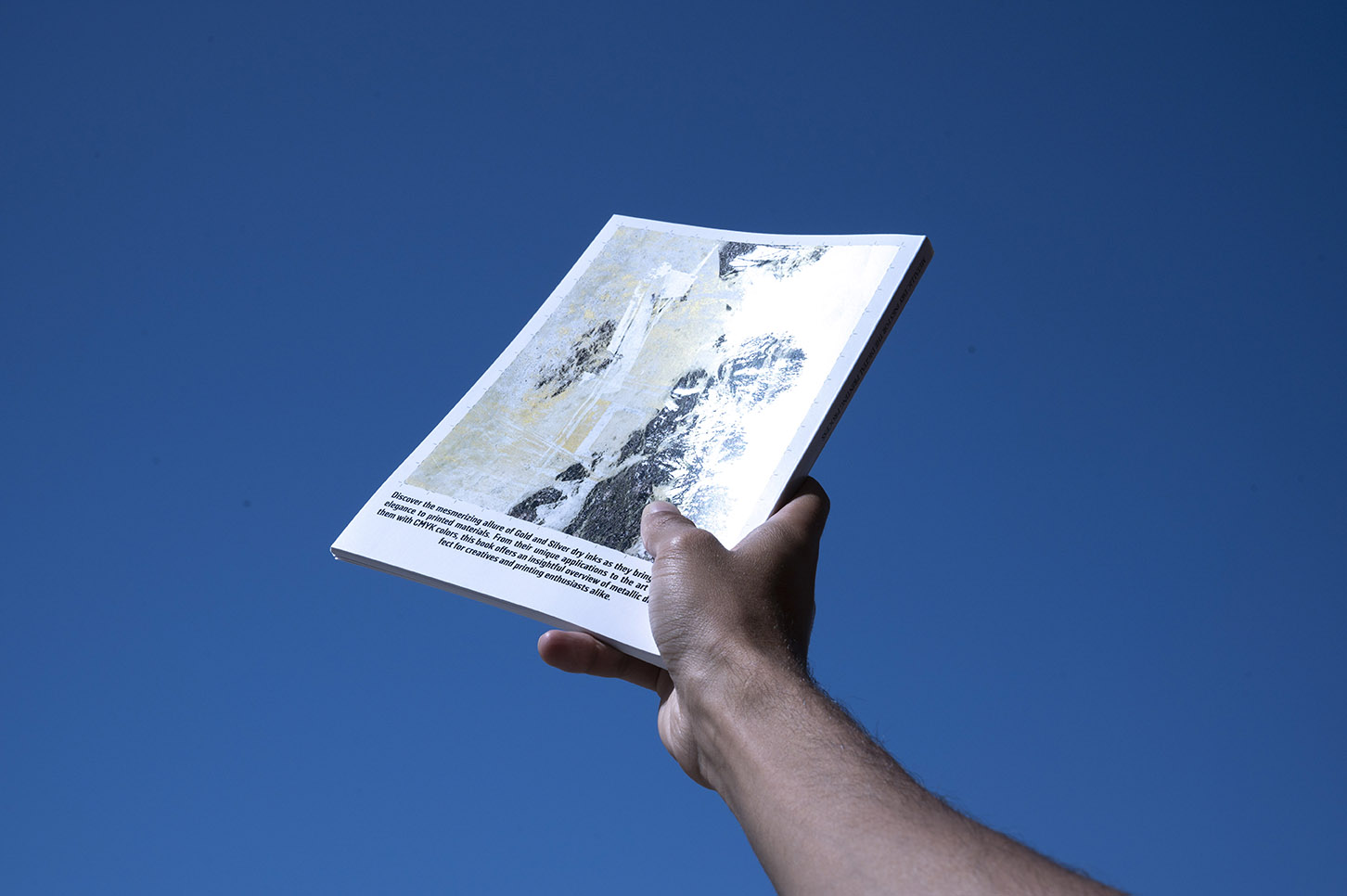 Libro campionario dedicato agli inchiostri metallici oro e argento, stampato con Xerox Iridesse