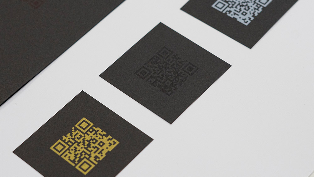 Biglietti da visita in carta nera con codice QR stampato in oro, argento e nero
