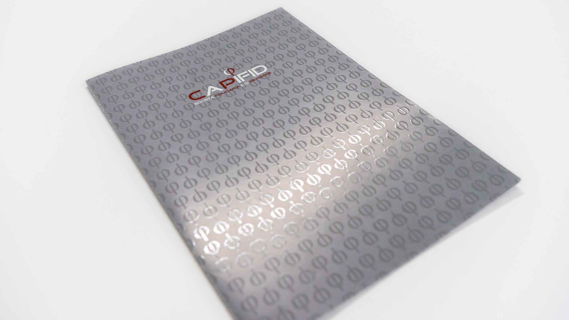 Cartellina aziendale grigia con pattern del logo nobilitato a vernice UV lucida selettiva